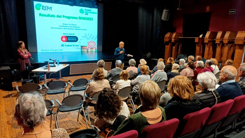 Persones grans escoltant a un tècnic del projecte durant l'acte de cloenda