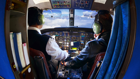 Investigadors de la UAB desenvolupen aplicacions per reduir la càrrega de treball dels pilots