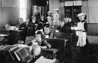 Foto antiga, nens menjant a l'aula