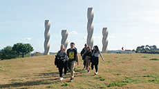 Estudiants caminant des de les Columnes UAB