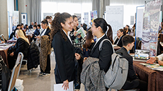 Estudiants esperant el seu torn per fer una entrevista en el Workshop