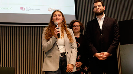 Dos participants presentant la seva idea al Premi CIEU