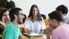 Estudiants parlant a l'aula