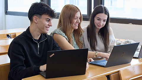 Estudiants amb els seus laptops