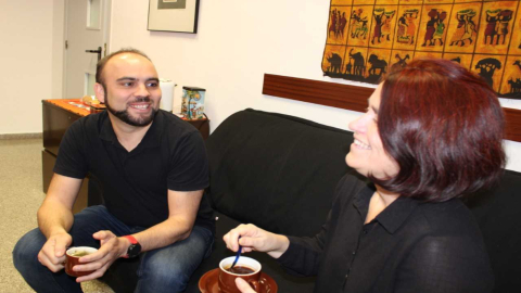 Laura Feliu i Enric López al café amb la degana 