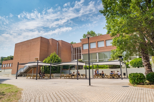 façana facultat trasera