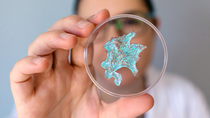 Plaqueta de petri amb microplàstics