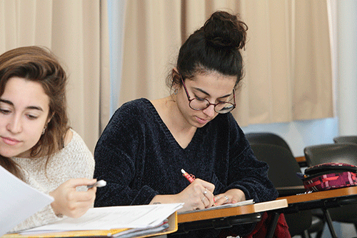 Dues estudiants prenent apunts