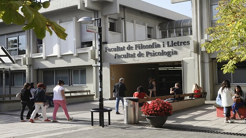 Entrada a la Facultat de Filosofia i Lletres