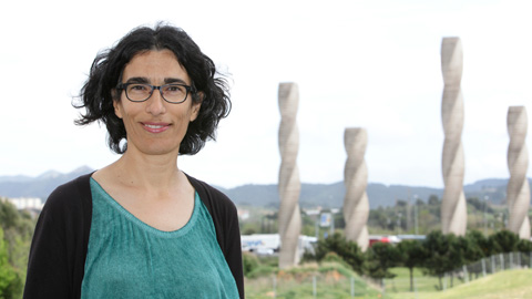 La catedràtica Raquel Piqué davant les Torres del Coneixement