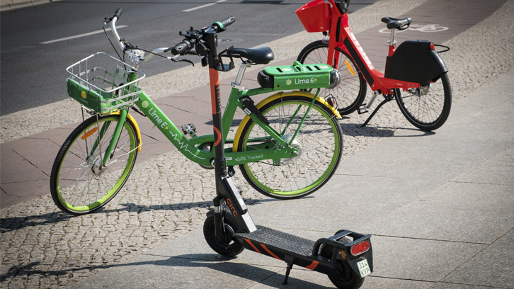 Home en bicicleta elètrica per la ciutat