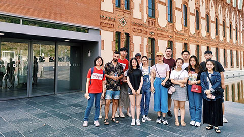 Estudiants estrangers durant una visita cultural a Barcelona