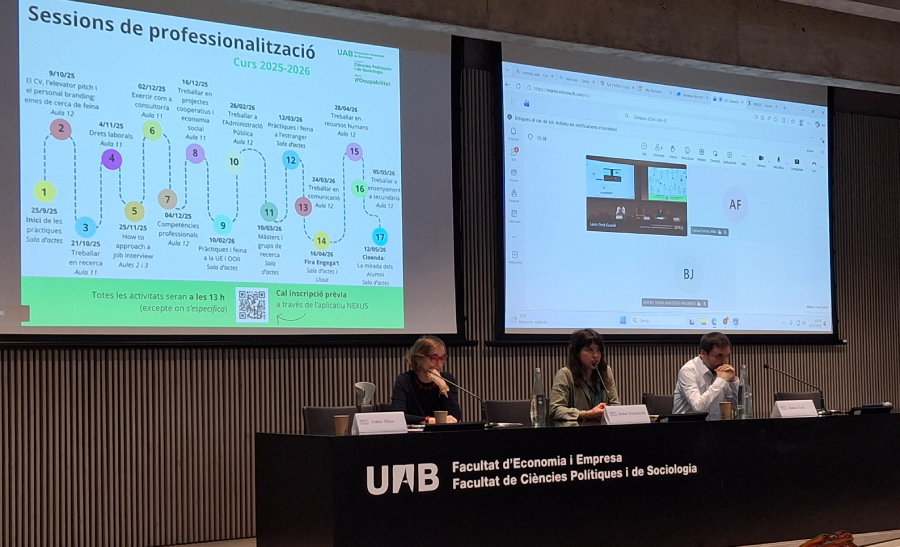 La Vicedegana de comunicació, professionaliotzació i Tfg amb dos dels alumni durant la clausura