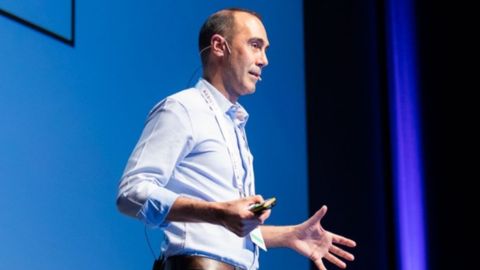 Jordi Serra Serra fent una conferència