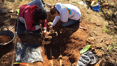Excavació d'una fossa de la Guerra Civil a la Serra de Riés