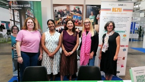 Cinc treballadores de la Fundació Salut i Envelliment i Idiomes UAB posen a la Fira Gran
