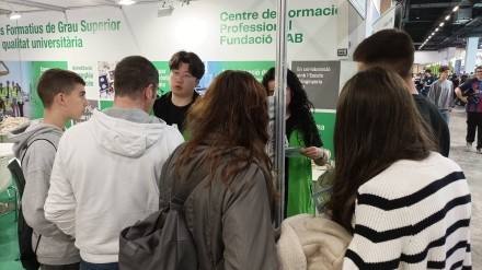 Dos estudiants de CFGS expliquen els estudis a interessats en l'estand del Saló de l'Ensenyament