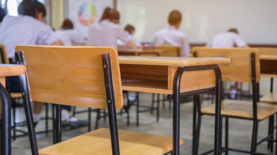 Imatge de recurs amb una cadira d'escola lliure per representar l'absentisme