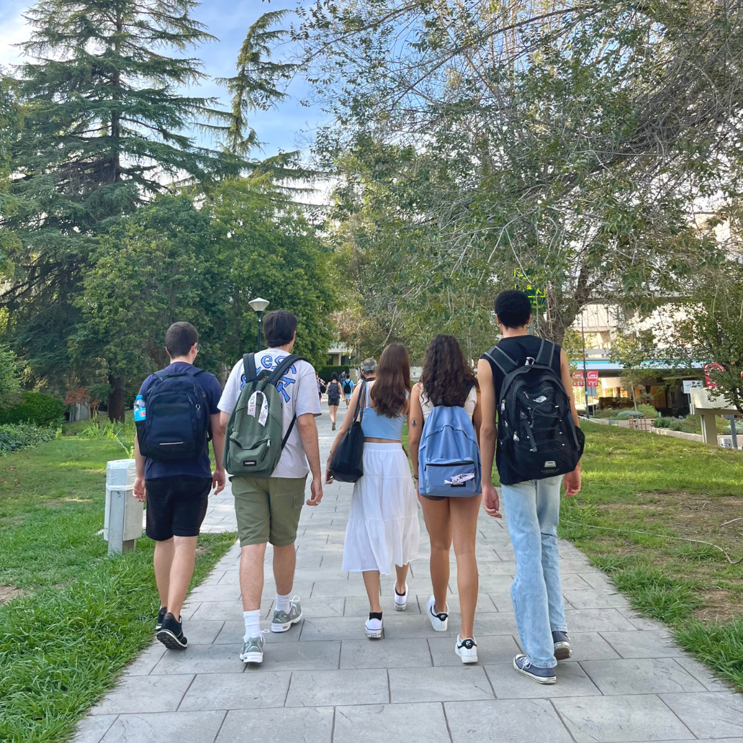 Alumnes caminant pel campus