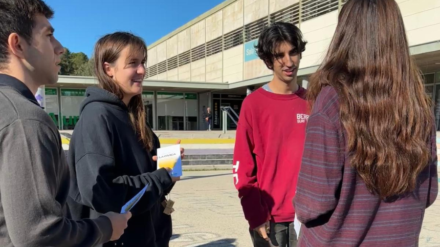 Estudiants participant a l'activitat Imagina't la Cívica