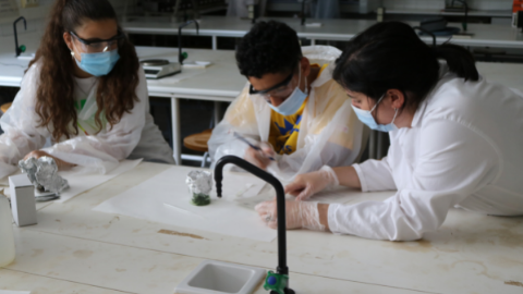 Grup d'estudiants de Campus Ítaca exploren un laboratori de la UAB