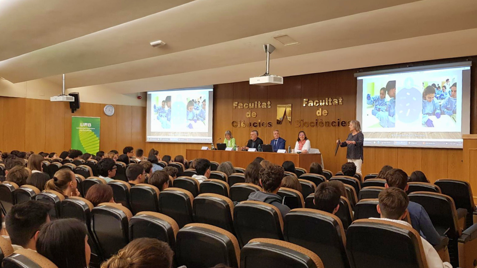 Sala d'Actes de la Facultat amb els estudiants, el degà i els ponents