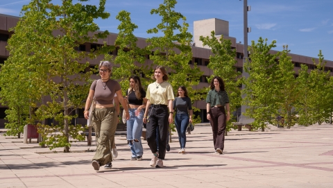 Residents de Vila Universitària passegen per la vorera