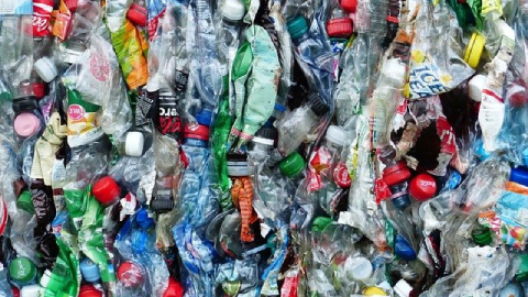 Reclamen impulsar un mercat secundari de plàstic reciclat