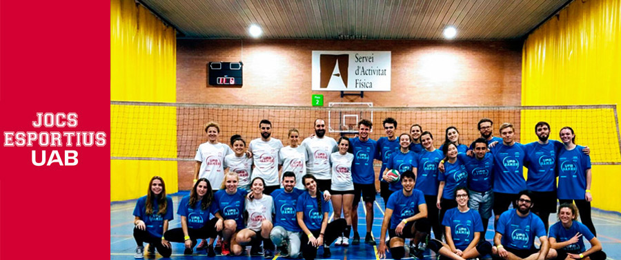 Dos equips dels Jocs Esportius abraçats