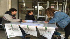 L'Assamblea de la Facultat recollint firmes per la ILP