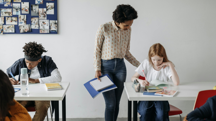 Professora atenent l'alumnat