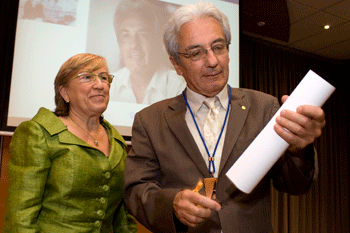 Ana Ripoll, rectora de la UAB, i Albert Fert