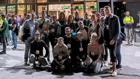 Foto de grup del professorat i alumnat de l'EPSI davant de Sants Estació