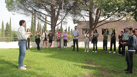 César Mulet dirigint una dinàmica de grup amb els estudiants.