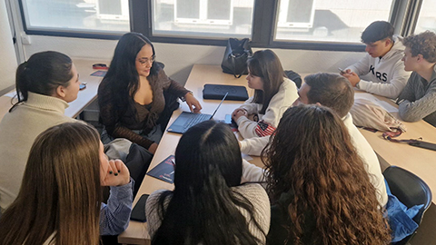 Estudiants aprenent l'ús de la plataforma hotelkit