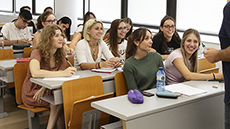 Estudiants contentes en una aula