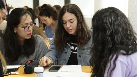 Estudiants treballant a l'aula