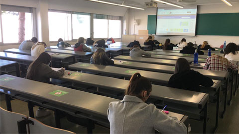 Alumnes fent un exàmen presencial durant la COVID-19