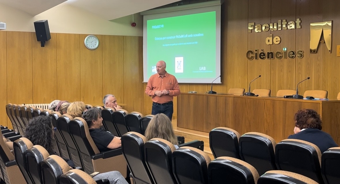 Persona donant una conferencia en un auditori amb públic