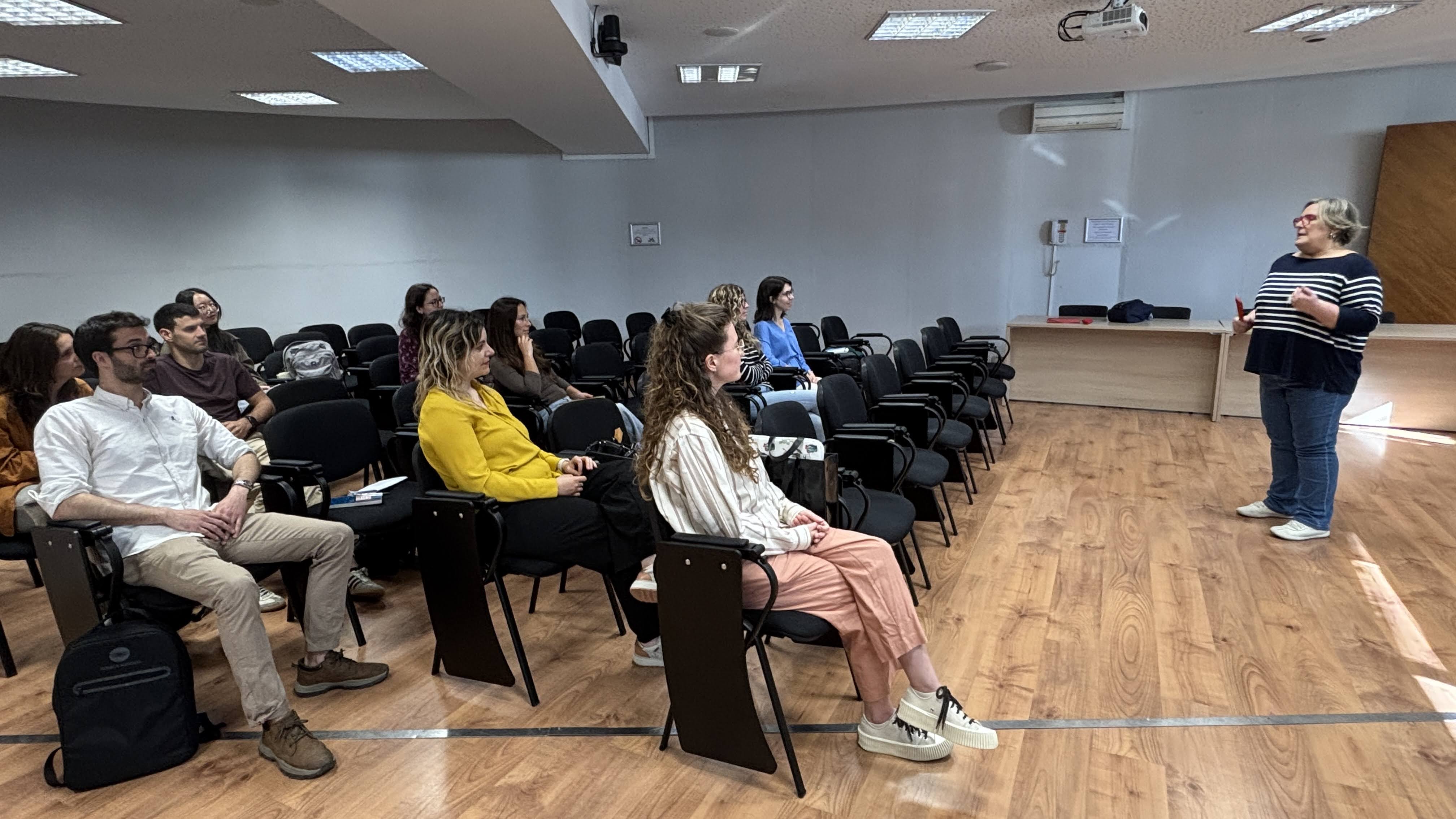 Finalistes del concurs Tesi en 4 Minuts preparant la presentació oral.