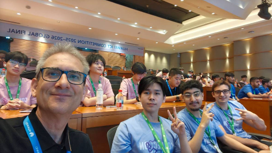 Imatge de l'equip guianyador de l'Escola d'Enginyeria UAB (Huawei Competició)