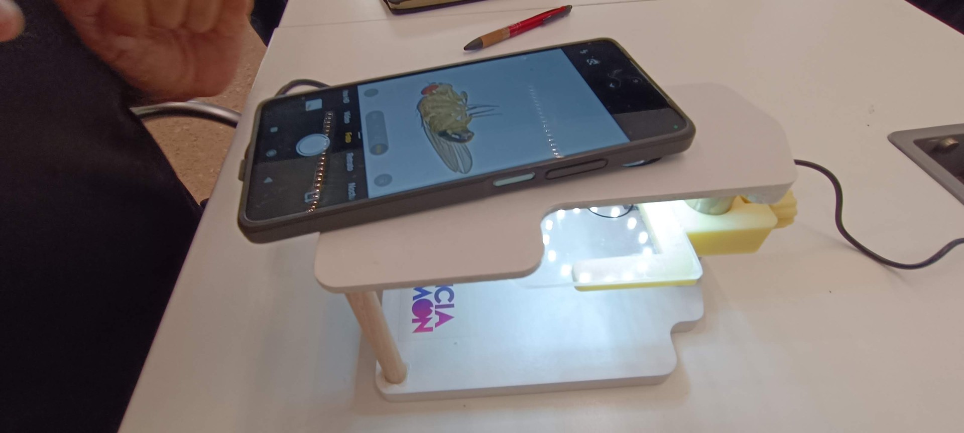 Imatge decorativa, un telèfon mòbil sobre una taula
