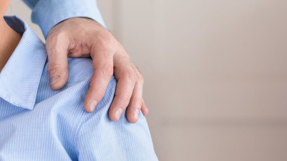 Mà d'home sobre l'espatlla d'una dona