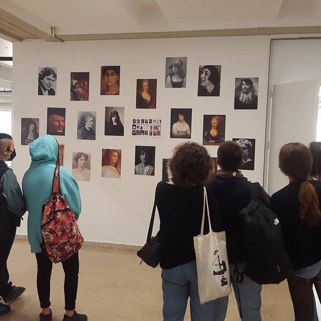Fotografia d'una exposició a la Facultat de Filosofia i Lletres