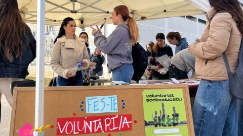 Voluntariado del CROMA 2.0 promoviendo la participación de estudiantes en el programa socioeducativo