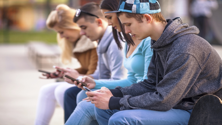 Adolescents utilitzen els seus smartphones