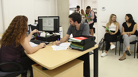 Equip de Gestió atenent a estudiants de l'Escola FUAB Formació