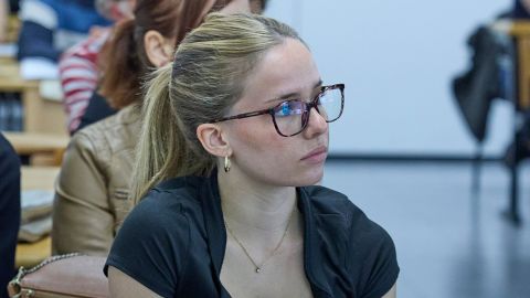 Estudiant atenta a classe