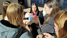 Estudiants participant a una dinàmica de grup