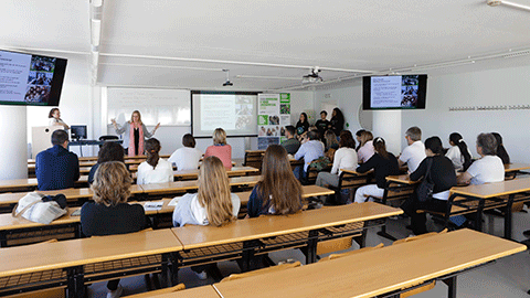 Durant una jornada de portes obertes amb Maria Noguera fent una explicació a l'aula